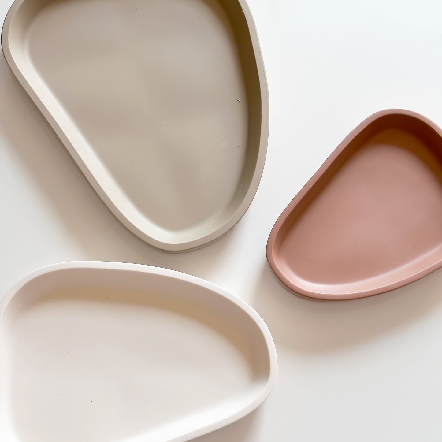 Jesmonite Pebble Tray Set by Artis Homeware